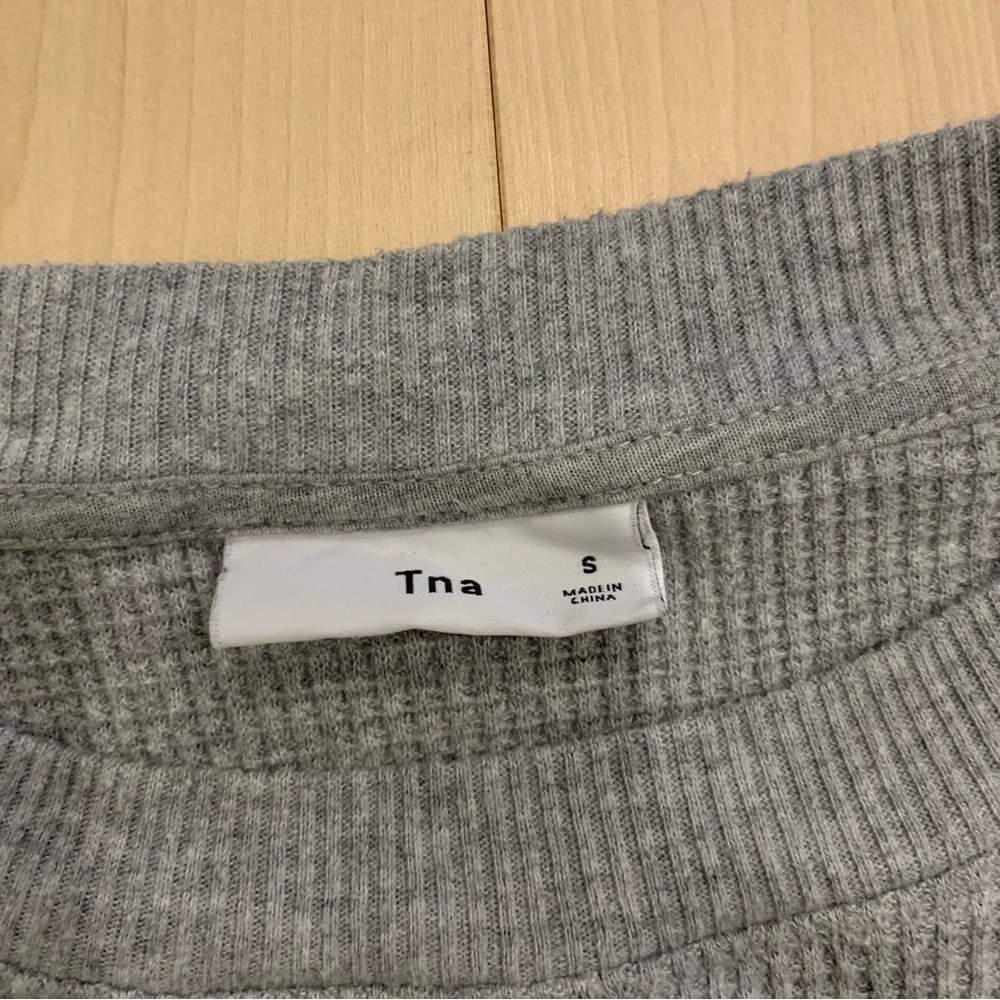 Aritzia TNA Cropped Thermal - Picture 4 of 5